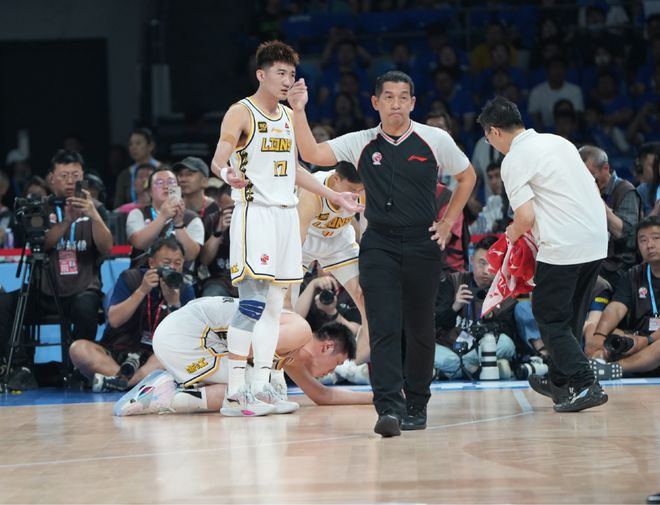 北京G6首節(jié)險(xiǎn)勝廣廈！周琦+4將齊爆，胡金秋嘔吐退場，布朗死頂！