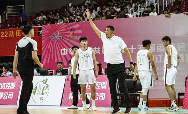 巩晓彬亲自带队也白搭，山东队吞惨败，半场18分，国青核心12中4