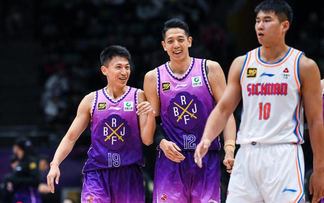 坐等续约！广东三冠功臣合同到期，场均6.3分，新东家受篮协重罚