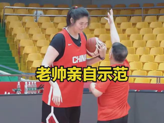 1米72宫鲁鸣给2米26张子宇亲自示范中锋动作后，张子宇强忍住不笑