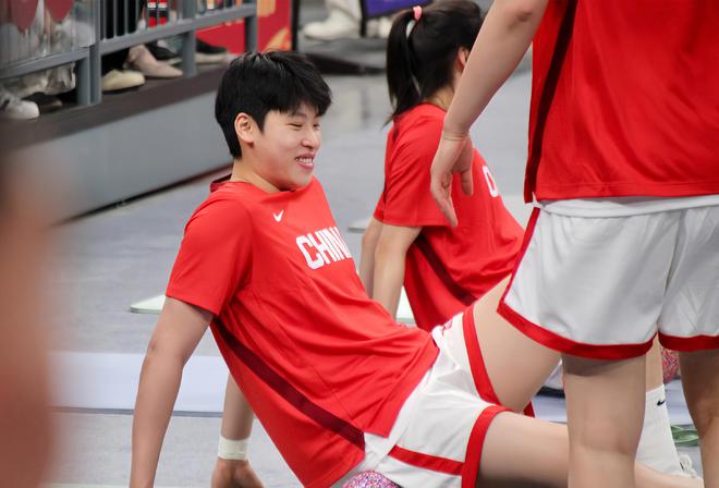 狂搶12籃板！中國女籃又一24歲1米92新星崛起：2米23張子宇絕配？