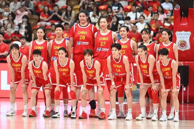 双塔威力无穷！18岁张子宇替补15分钟拿两双，中国女篮力克日本！