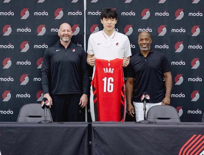杨瀚森缺席！男篮仅剩4个中锋，杜锋弟子成赢家，郭士强不招新人