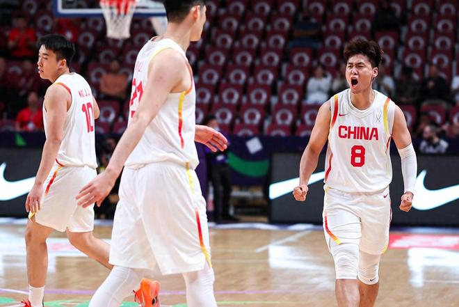 胡金秋23+11血洒赛场，中国男篮杀入四强！击碎韩国26-13夸张吹罚