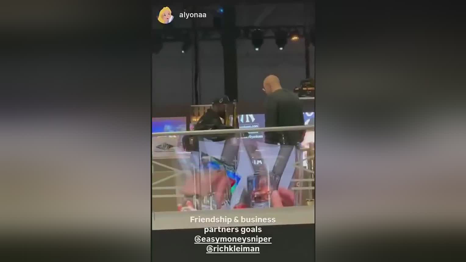 加盟火箭交易消息传出后 经纪人使劲摇晃KD肩膀 庆祝动作连招