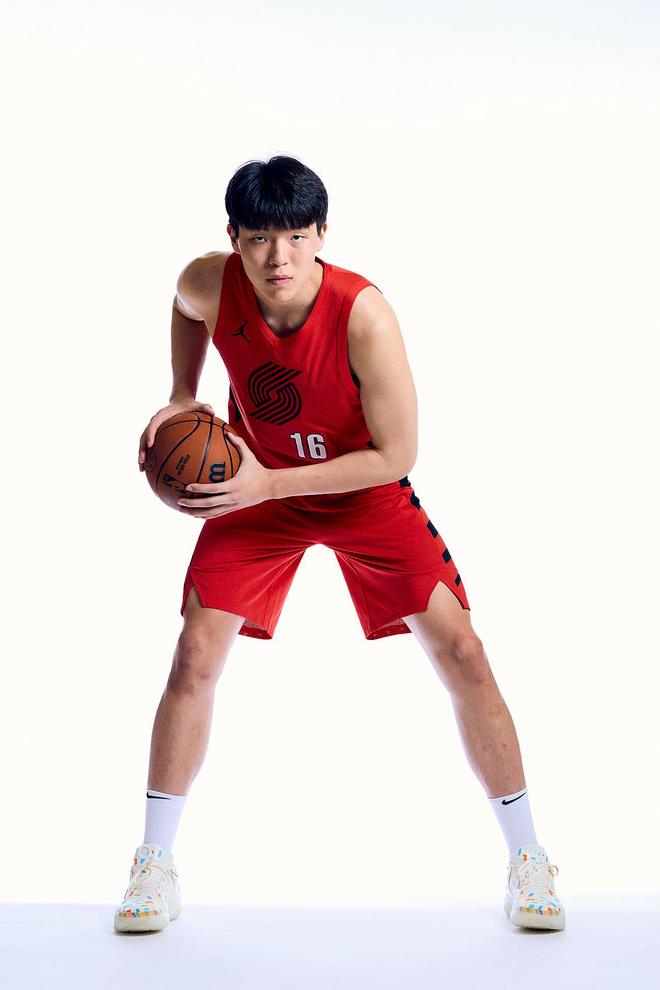 美媒调侃杨瀚森退出夏联：明天有球迷会哭 到了现场却发现杨不打