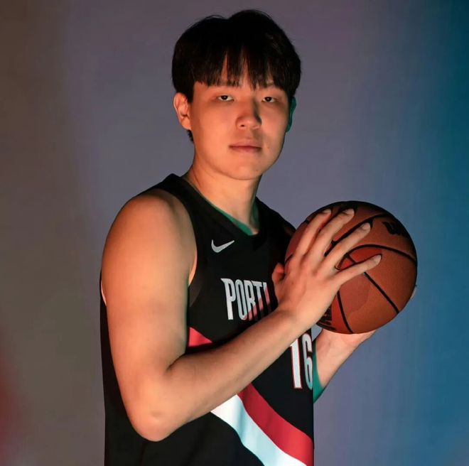 4+4+4！杨瀚森首战勇士6犯毕业！