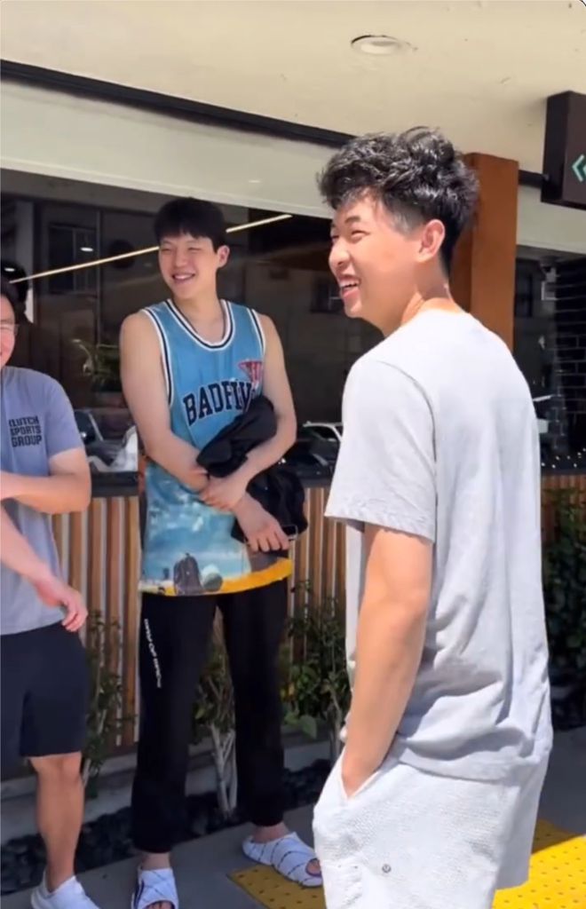 网友晒杨瀚森与崔永熙在洛杉矶相聚照片，二人今夏联手冲击NBA