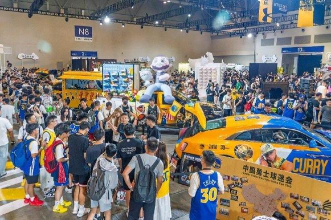 库里亮相重庆 铁杆球迷齐聚国博中心
