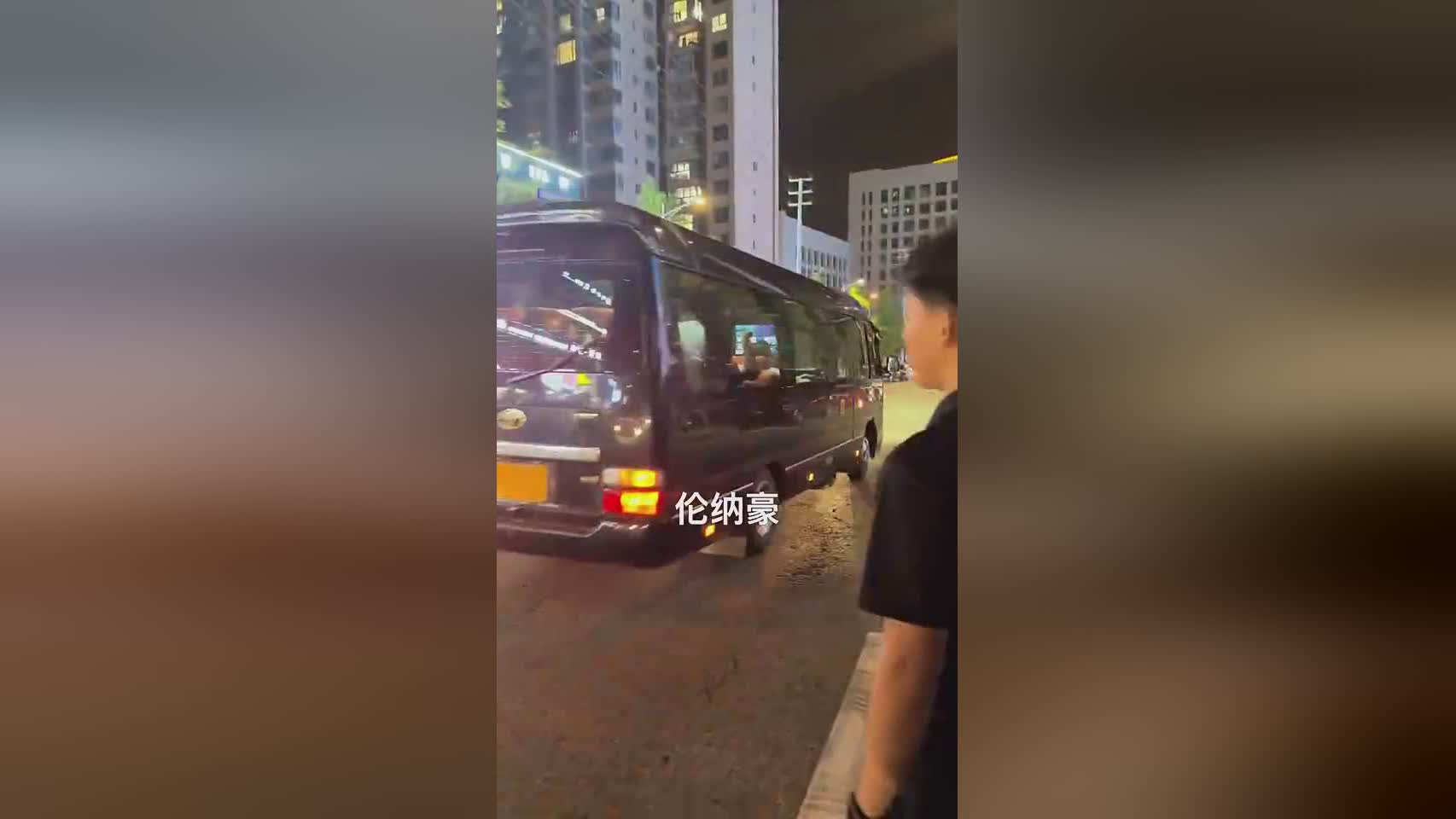 这大手太有辨识度了！莱昂纳德和球迷告别 在车内伸出巨掌挥手