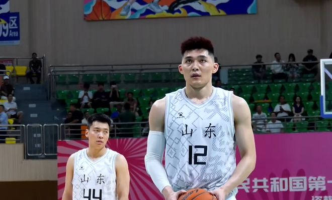 痛快！山東隊(duì)15分大勝斬獲開(kāi)門紅，郭艾倫隊(duì)友成奇兵，王嵐欽11分