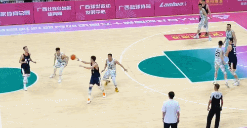 對(duì)判罰極其不滿，周琦被吹掩護(hù)犯規(guī)，隨后連吃兩T被驅(qū)逐出場(chǎng)