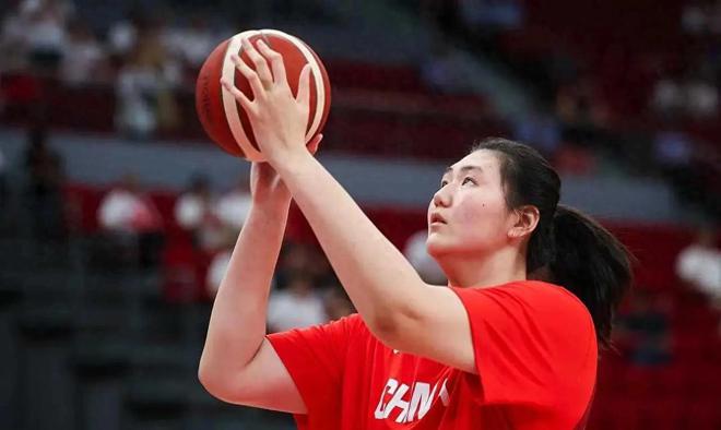 女篮大胜仅1天，宫鲁鸣官宣，李梦彻底无缘，本人发文回应