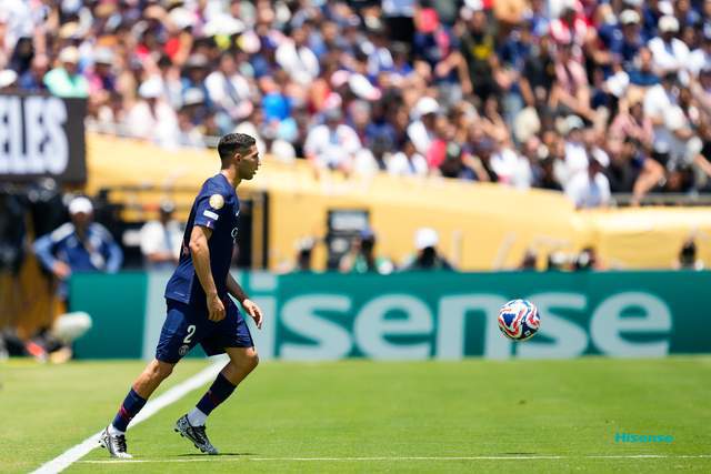 一场4-0令8万球迷嗨翻了天！韩国球星进球，阿根廷铁帅跪地抱头
