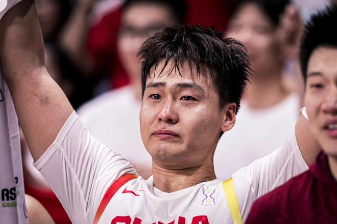 时隔10年，中国男篮杀入决赛！感动的不是赵睿落泪，而是赛后发言