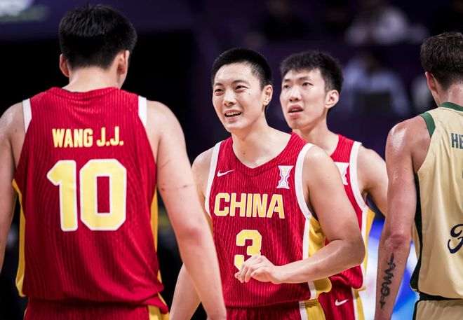 中国男篮1分惜败！胡明轩26分错失绝杀，澳大利亚迎亚洲杯三连冠