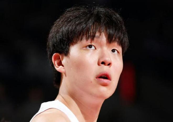 可圈可点，杨瀚森半场8分钟4中2得4分6板0失误，正负值+1