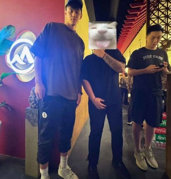 球迷在纽约曼哈顿偶遇胡明轩和曾凡博，后者已身穿篮网休闲裤
