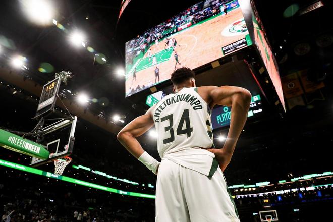 字母哥两战创NBA新历史！离队流言不攻自破，60+30+10成联盟唯一
