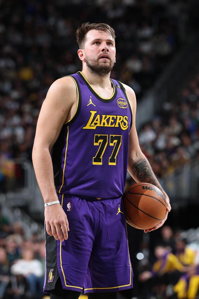 湖记：东契奇正在进行赛前热身，暂时还未确定能否上场