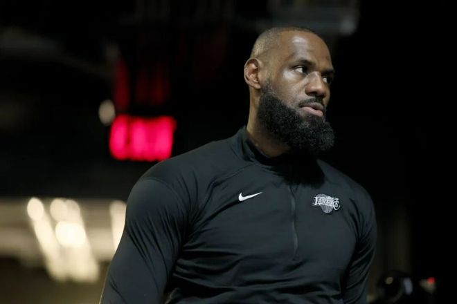 湖人难了！伤停+生涯首次缺揭幕战，3年1.88亿，詹姆斯值不值？