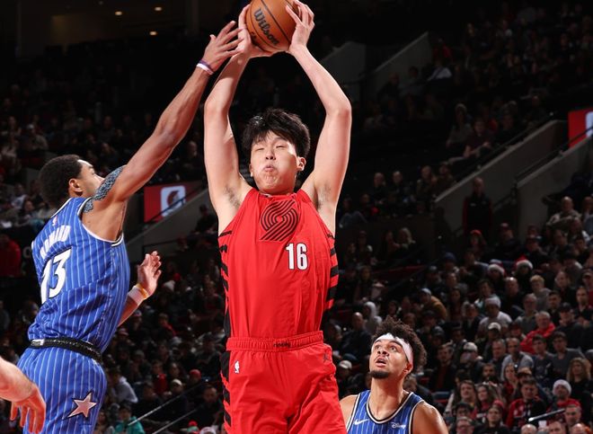 隊(duì)記：楊瀚森用力過猛后明顯沉穩(wěn) 里斯表現(xiàn)不佳為他提供練級(jí)機(jī)會(huì)