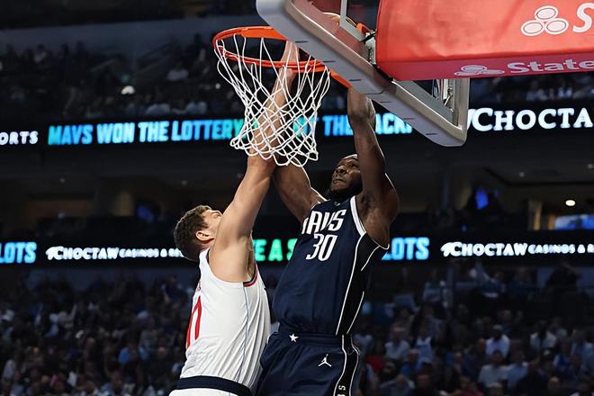 面对快船继续稳定输出！独行侠用双向合同捡到了合格的替补中锋？...