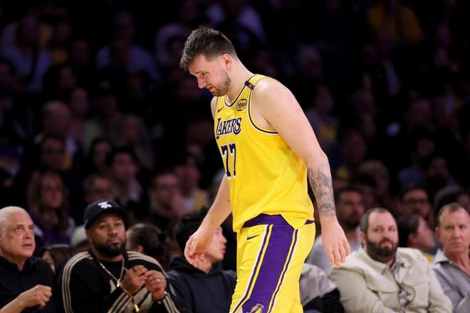 空砍43分12板9助,东契奇燃尽成历史首人!难掩无詹湖人队3大短板