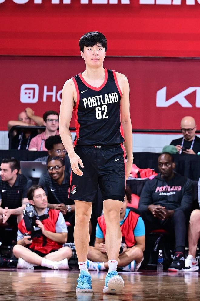 李贤重暴砍33分，中国男篮三个后卫都防不住李贤重，赵睿在就好了...