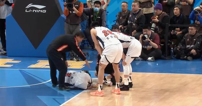 31分慘敗北京！廣東10人拉胯，徐杰重傷薩姆納拉傷，胡明軒成戰(zhàn)犯