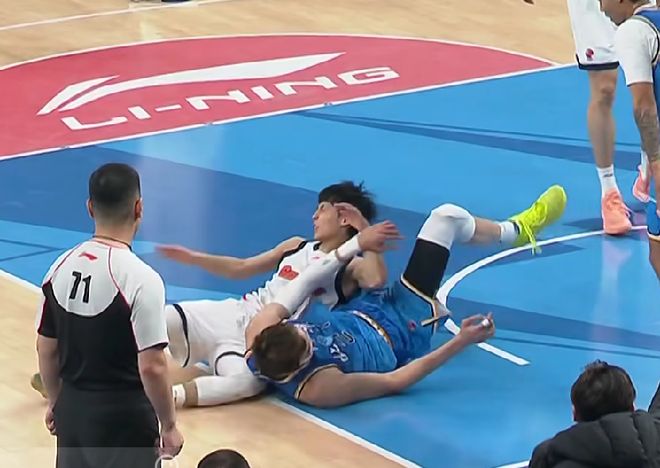 廣東3消息！徐杰最新傷情出爐，胡明軒遭圍攻，杜鋒批評(píng)年輕球員