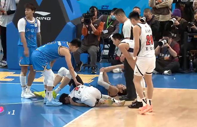 突發(fā)！徐杰被周琦撞重傷，被隊(duì)友背出場(chǎng) 令人擔(dān)憂