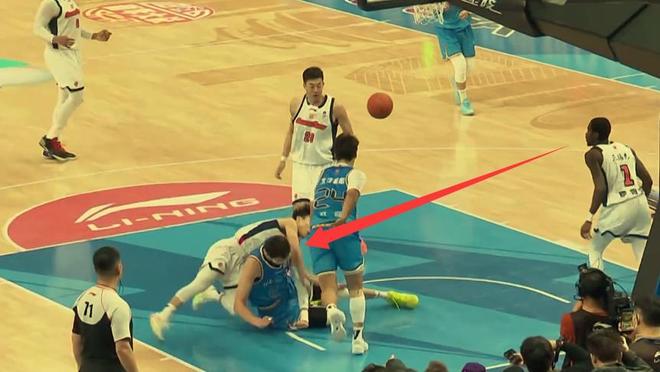 薩姆納偷雞不成蝕把米！周琦徐杰相撞杜鋒愁眉苦臉，廣東落后26分