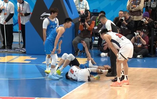 愿無(wú)大礙！周琦倒地時(shí)沖撞到徐杰膝蓋，后者被隊(duì)友背下球場(chǎng)