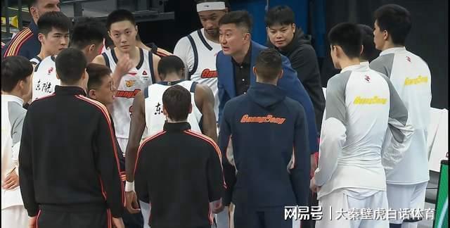 一場(chǎng)大勝、一場(chǎng)大爆冷！CBA太瘋狂：榜首易主，徐杰最新傷情曝光