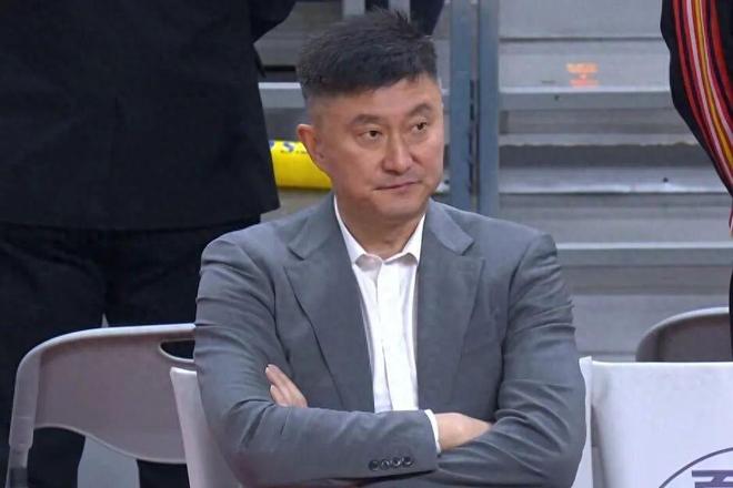 廣東男籃5分險勝，四大悍將對攻，奎因30+6+9+4賀西寧24+5