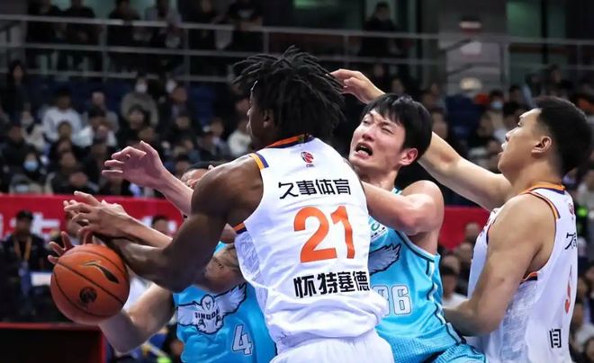 內(nèi)線缺人，青島男籃73比90負(fù)上海，主場兩連敗，約瑟夫楊空砍31分