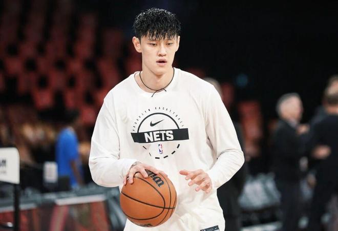 篮网111-109险胜太阳，托马斯16+4布克18+5+5，曾凡博被弃用