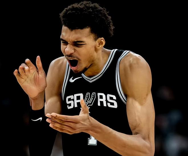 7助6失误！5助5失误！文班亚马成NBA最高控卫，美媒质疑马刺主帅...