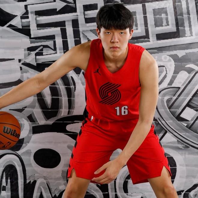 还在适应，杨瀚森季前赛首秀半场出战10分钟，1中0仅得1板1助2失误