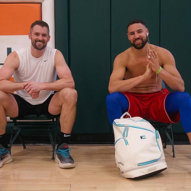 克莱晒与乐福训练后合影：二十年后还在，太疯狂了