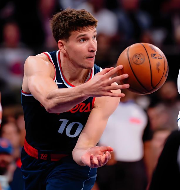 快船遭打击！博格丹意外遭遇背伤：仅打130秒就因伤提前退赛