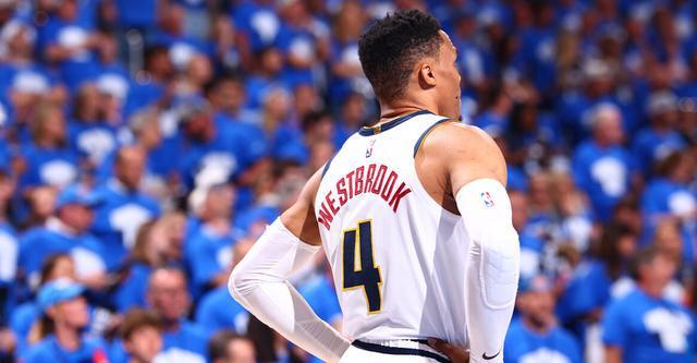 名记：威少至今没有讨论本赛季赴海外打球的可能性