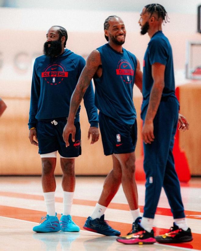 笑容铺满训练场！快船晒球队训练照，小卡微笑入境