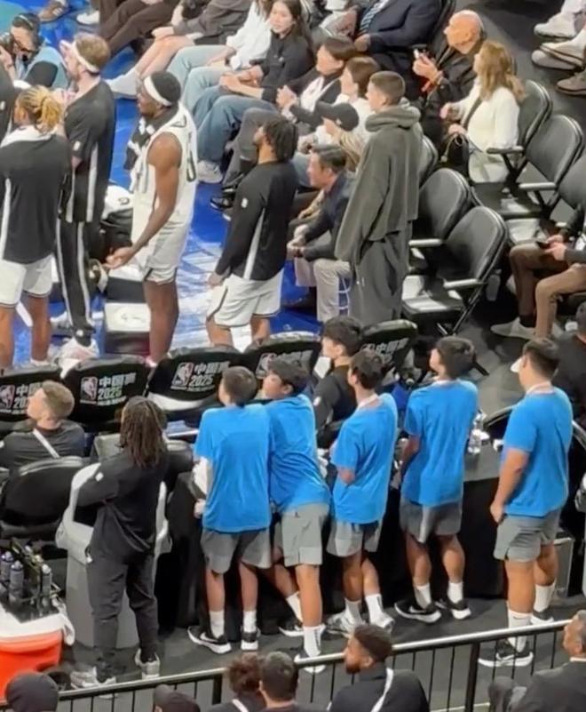 媒体人：决胜时刻篮网球员都起立，只有曾凡博坐在板凳席边缘