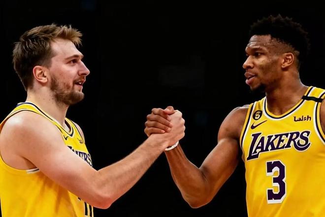 锁喉冲突！挥拳打掉对手牙齿！雄鹿新援取最高分，字母哥还走吗？