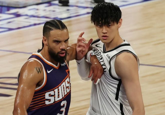 出场10分钟都没摸到球！曾凡博首秀落寞，篮网不会做人