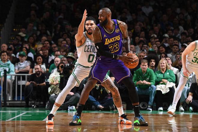 “决定二”后，詹姆斯伤缺遭调侃！22年神纪录告终两人迎自证良机