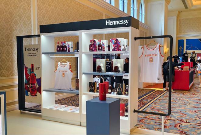 品牌代言人没来啊？NBA中国赛现场摆出了轩尼诗展台