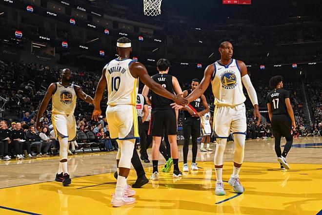 两场比赛中的表现天差地别！勇士内线老将的状态确实是很不稳定？